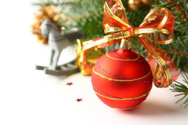 Kırmızı top ve dekorasyon üzerine beyaz christmas kompozisyonu
