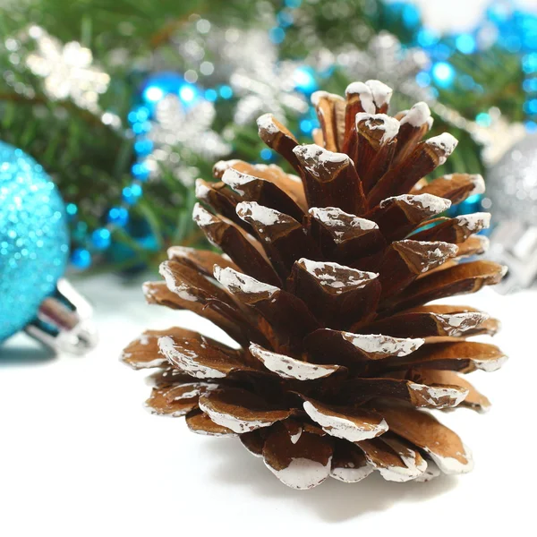 松ぼっくりと青のボールの白い上とクリスマス組成 — ストック写真