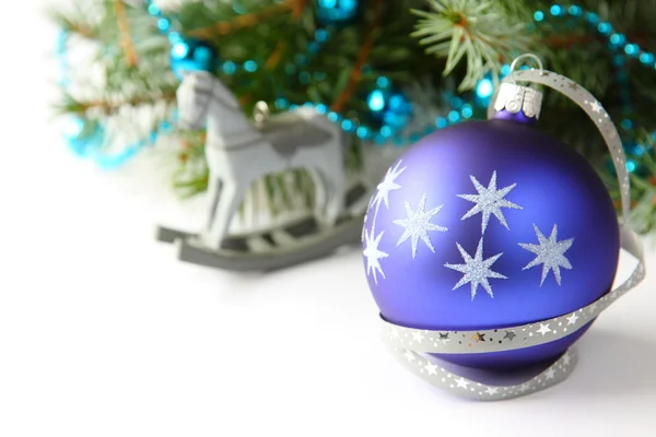 圣诞节的作文与蓝色球和白上装饰 — 图库照片