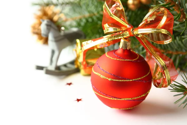 Kırmızı top ve dekorasyon üzerine beyaz christmas kompozisyonu — Stok fotoğraf