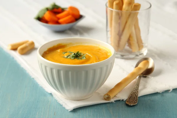 Bol de soupe aux carottes maison avec lait de coco et coriandre — Photo