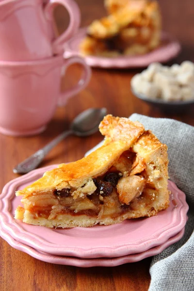 Rebanada de pastel de manzana holandés tradicional casero, appeltaart — Foto de Stock