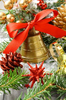 kırmızı kurdele yay ve Noel dekorasyonu ile altın çan