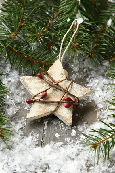 Різдвяна композиція з зіркою та гілкою ялинки — стокове фото