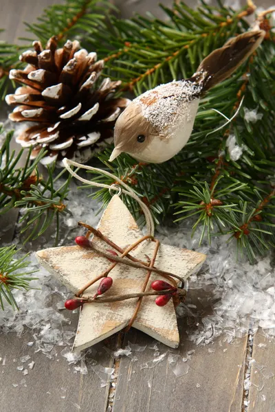 Composición navideña con estrella y rama de árbol de navidad — Foto de Stock