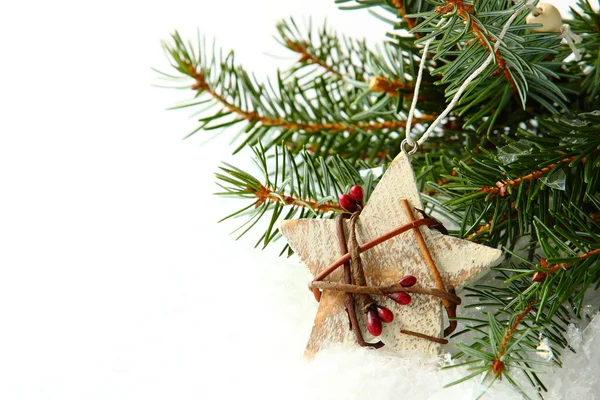 Weihnachtskomposition mit Weihnachtsbaum über Weiß — Stockfoto