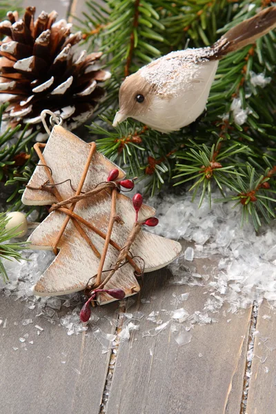 Рождественская композиция со звездой и веткой рождественской елки — стоковое фото