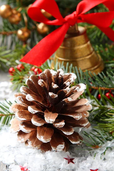 Pinecone con decoración navideña y nieve — Foto de Stock