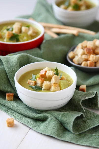 Cremige Süßkartoffelsuppe mit Croutons und Petersilie in weißer Schüssel — Stockfoto