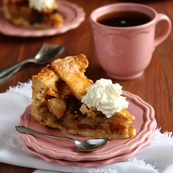 Rebanada de pastel de manzana holandés casero con crema batida — Foto de Stock