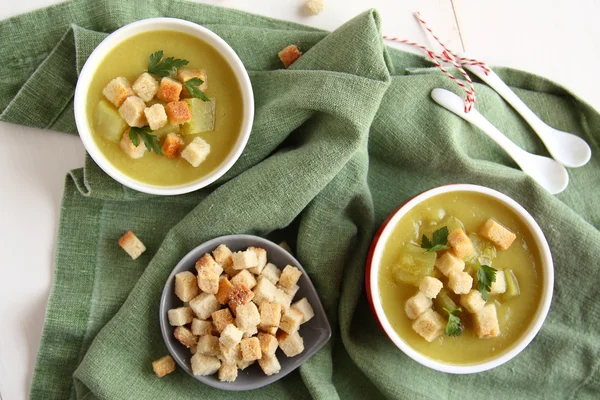 Сливочный сладкий картофельный суп с гренками и петрушкой в белой миске — стоковое фото