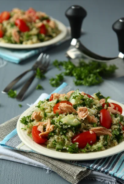 Tabbouleh-Salat mit Quinoa und Lachs — Stockfoto