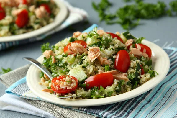 Salada de mesa com quinoa e salmão — Fotografia de Stock