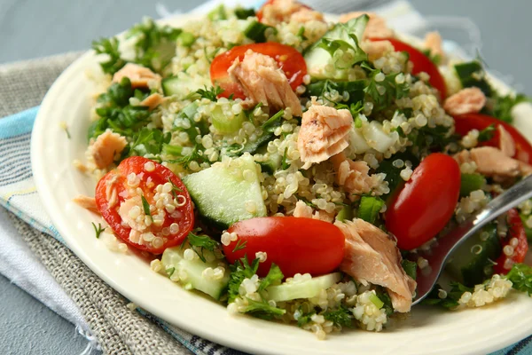Tabbouleh-Salat mit Quinoa und Lachs — Stockfoto