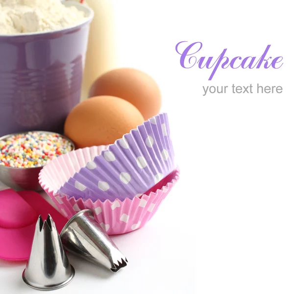 Cupcake cas et ingrédients sur blanc avec un échantillon de texte — Photo