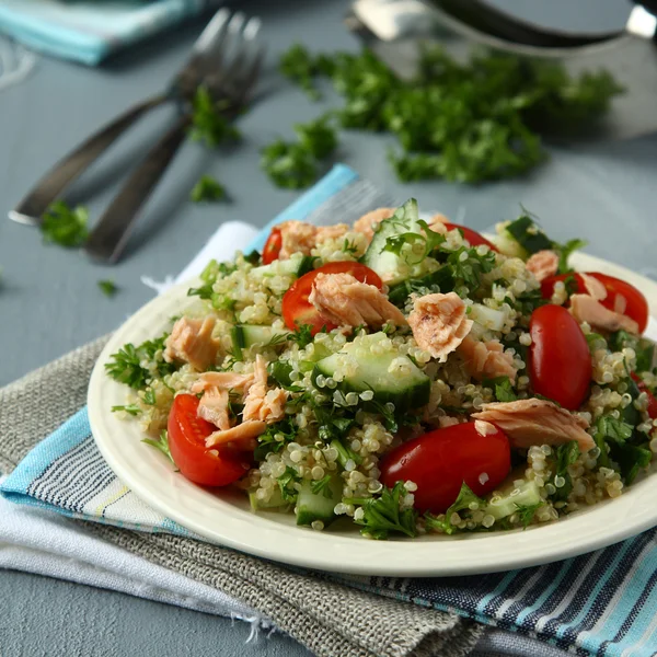 Tabbouleh salata quinoa ve somon