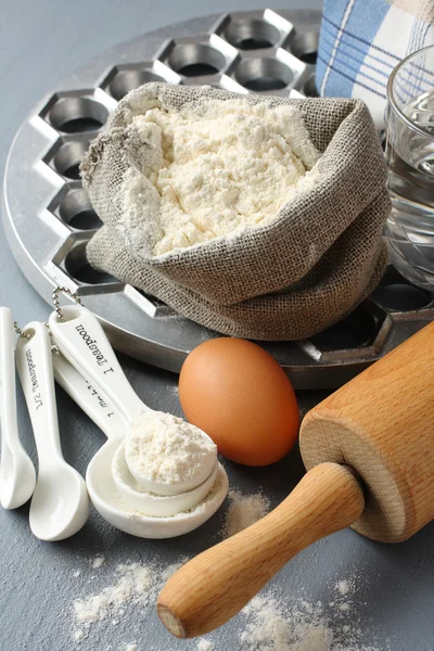 Ingredientes y herramientas para hacer pelmeni ruso — Foto de Stock