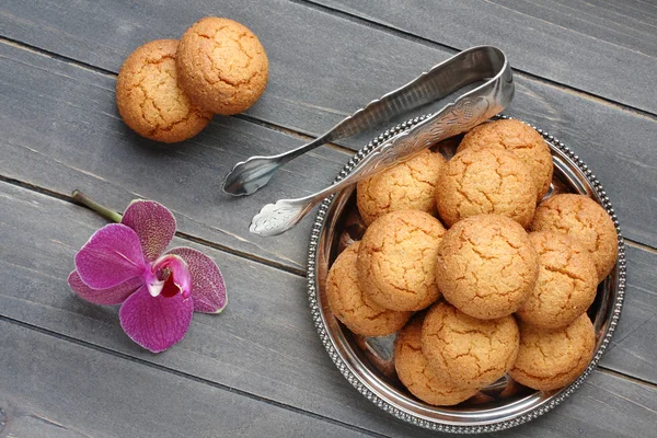 Amandel cookies met suiker Tang en orchid bloem op rustieke houten tafel — Stockfoto