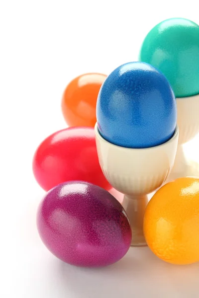 Uova di Pasqua colorate isolate su sfondo bianco — Foto Stock