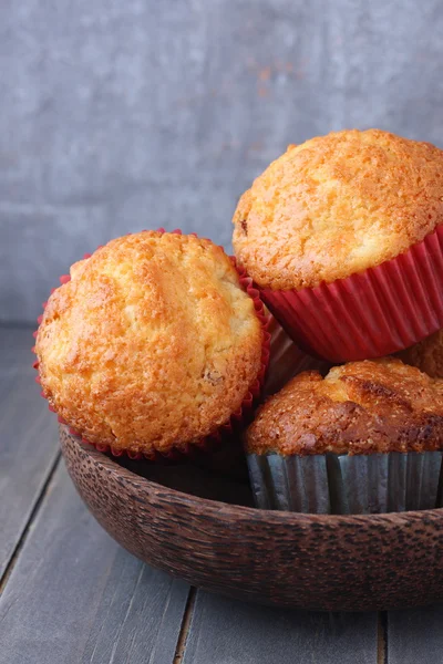 Muffin fatti in casa con uvetta su piatto di legno — Foto Stock