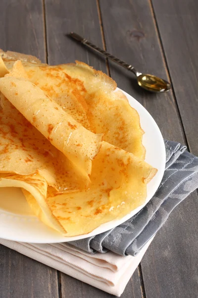 Glutenfreie Crêpes aus Reismehl, Kartoffelstärke und Hirsemehl mit Honig — Stockfoto