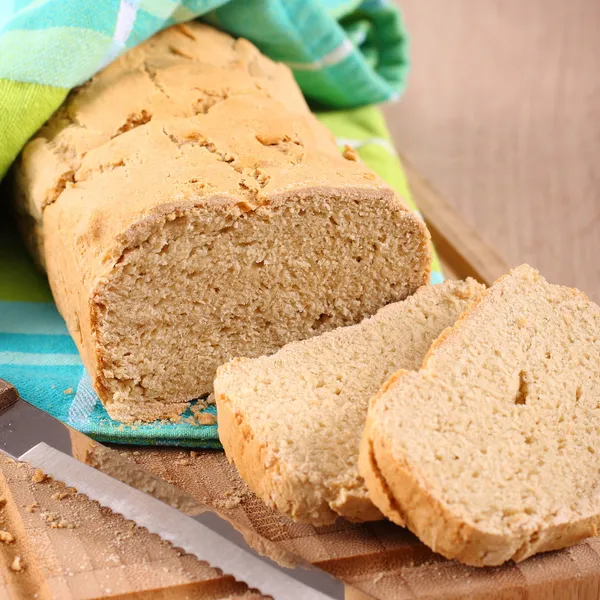 Färskt från ugnen gluten fria bröd på en skärbräda — Stockfoto