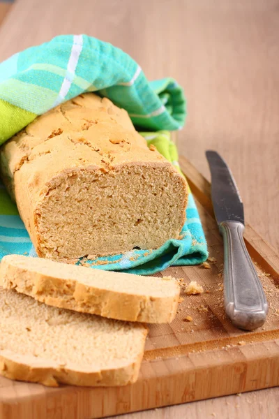 Prosto z pieca chleb glutenowy wolna na pokładzie cięcia — Zdjęcie stockowe