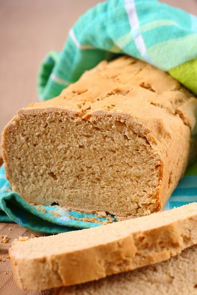 Hausgemachtes glutenfreies Brot auf einem Holztisch — Stockfoto