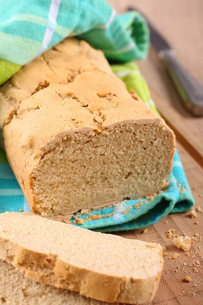 Hausgemachtes glutenfreies Brot auf einem Holztisch — Stockfoto