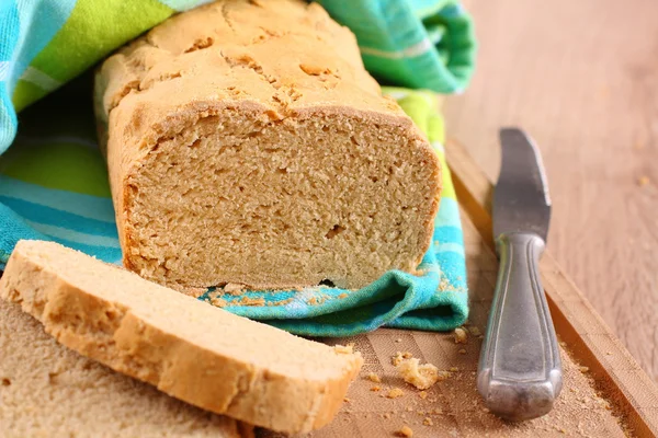 Fresco dal forno pane senza glutine su un tagliere — Foto Stock