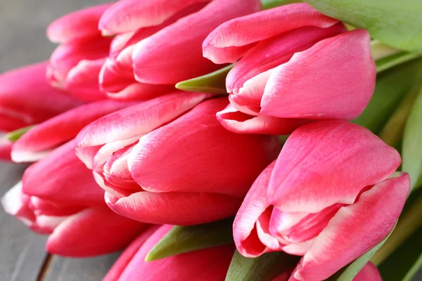 Mooie roze tulpen op houten achtergrond — Stockfoto