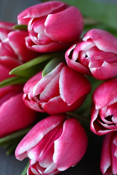 Mooie roze tulpen op houten achtergrond — Stockfoto