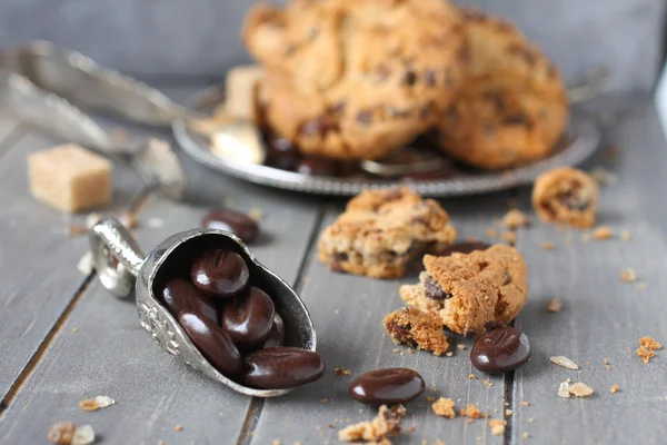 Chocolate doce com biscoitos de chocolate no fundo de madeira — Fotografia de Stock