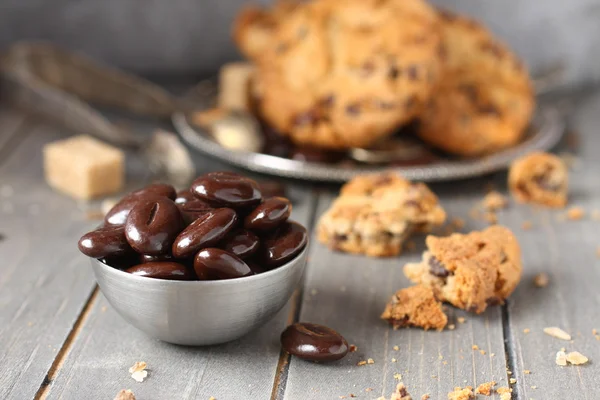 Čokoládové bonbóny s cookies čokoláda čip na dřevěné pozadí — Stock fotografie