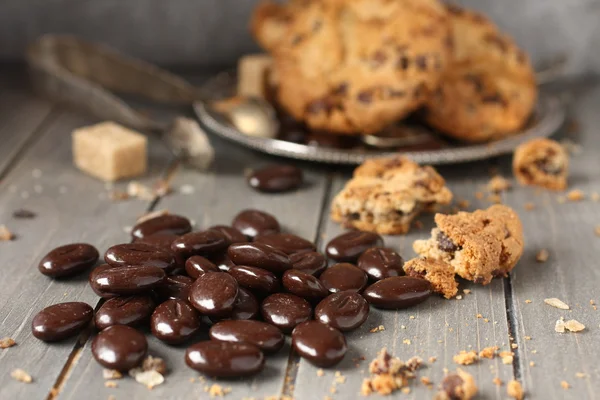 Chocolate doce com biscoitos de chocolate no fundo de madeira — Fotografia de Stock