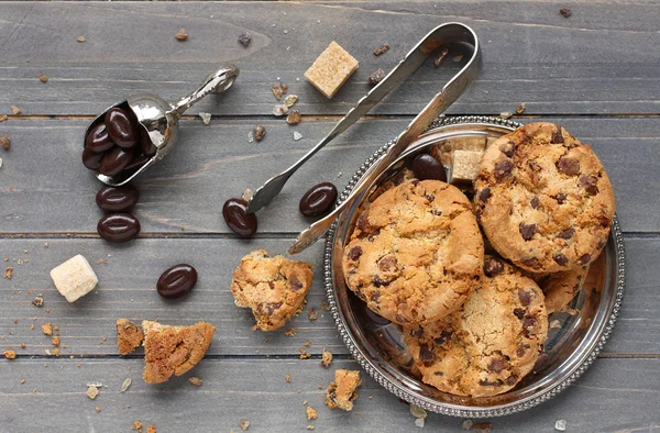 Chocolate doce com biscoitos de chocolate no fundo de madeira — Fotografia de Stock