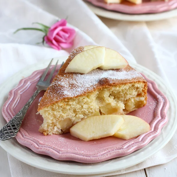 Tranche de gâteau aux pommes éponge maison sur plaque rose — Photo