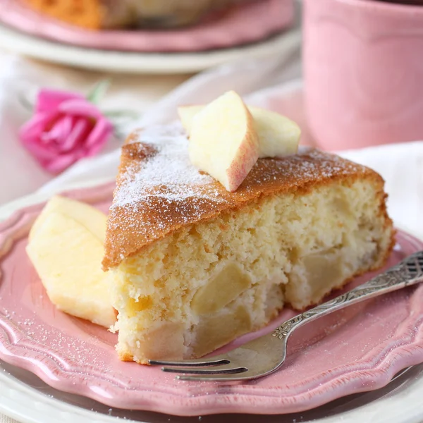 Potongan kue sponge apel buatan sendiri di piring merah muda — Stok Foto