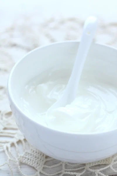 Queso crema fresco untado en un tazón blanco con cuchara — Foto de Stock