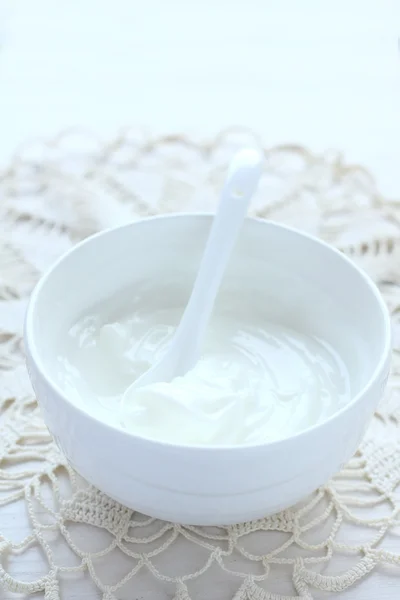 Queso crema fresco untado en un tazón blanco con cuchara — Foto de Stock