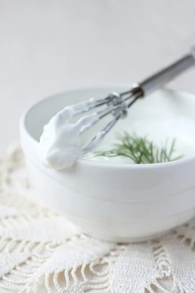 Queso crema fresco untado en un bol blanco con eneldo y corola — Foto de Stock