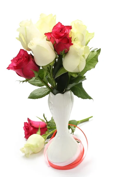 束插在花瓶里白色背景上的白色和粉红色玫瑰 — 图库照片