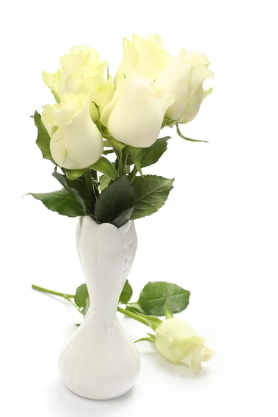 Bouquet de roses blanches en vase sur fond blanc — Photo