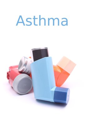 astım inhaler üzerinde beyaz örnek metin ile izole