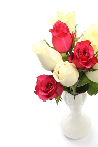 Bouquet di rose bianche e rosa in vaso su bianco — Foto Stock