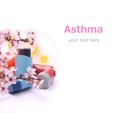 astım inhaler uzatma tüpü ile üzerine beyaz çiçek açması ağaç dalları ve çocuklar için