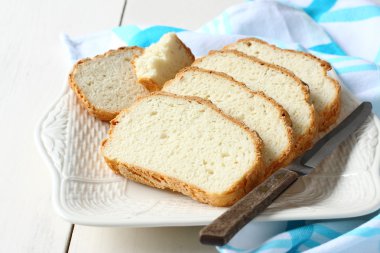 gluten free ekmek tabağa dilimlenmiş. fırından yeni