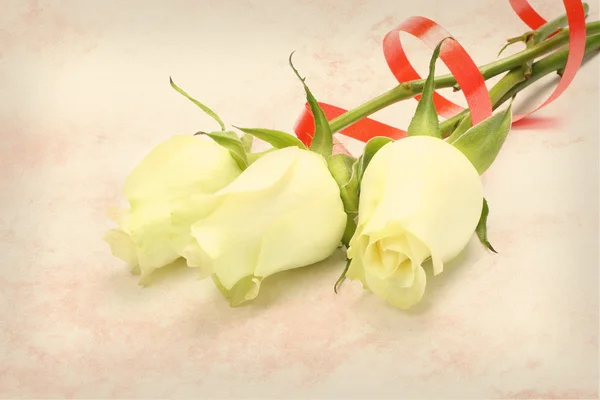 Ramo de rosas blancas sobre fondo de textura —  Fotos de Stock