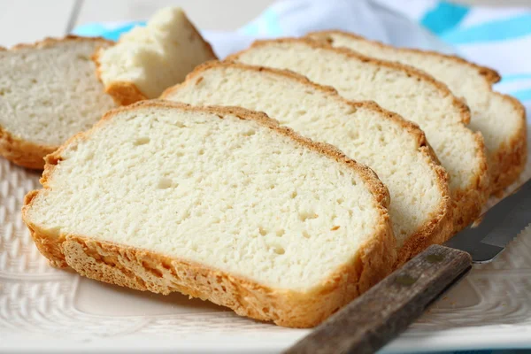 Prosto z pieca w plasterkach glutenu pieczywo na talerzu — Zdjęcie stockowe