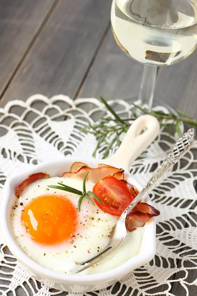 Jajko sadzone, bekon, pomidor i rozmarynem na drewniane tła — Zdjęcie stockowe